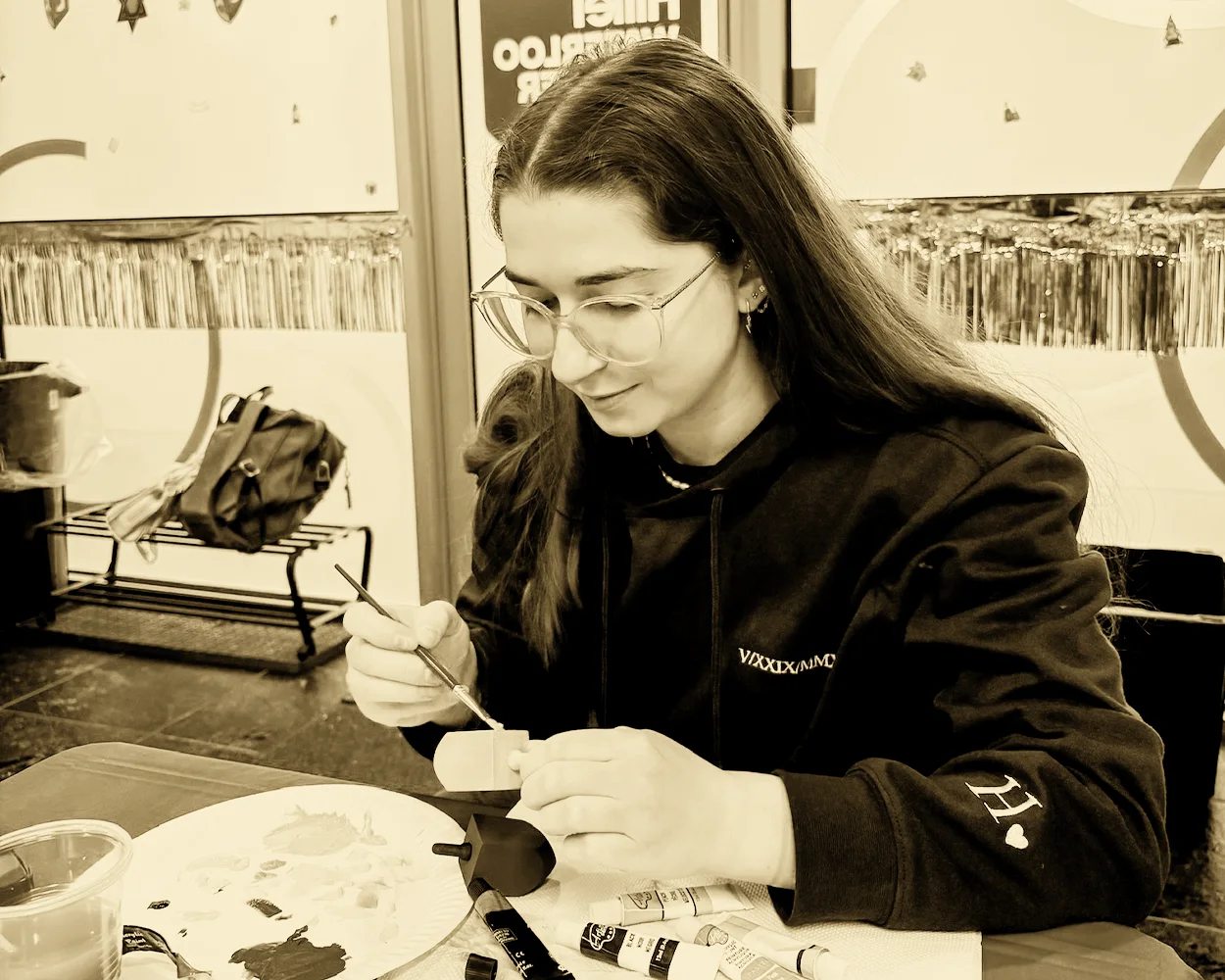 Isabelle painting at a Hillel workshop